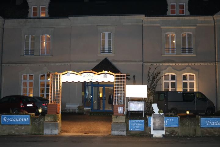 Logis Le Port Saint Aubin Hotel Morannes sur Sarthe-Daumeray Exterior photo